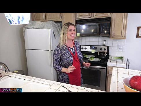 ❤️ Ibu tiri memerah susunya di dapur sebelum tarikhnya ☑ Video lucah di lucah ms.hentaidude.ru ️❤